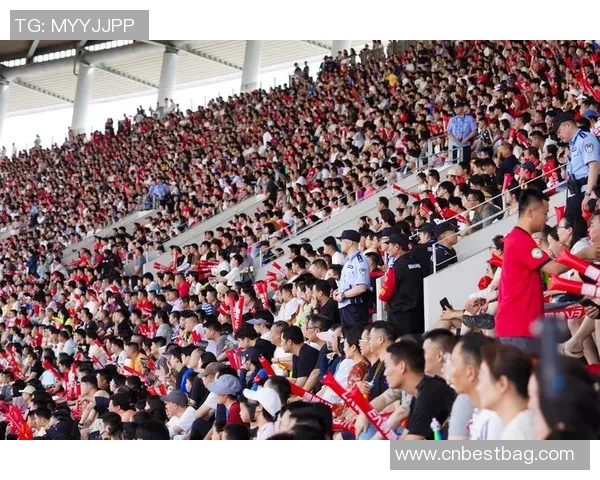 外国足球明星带女友观赛展现甜蜜时刻引发球迷热议