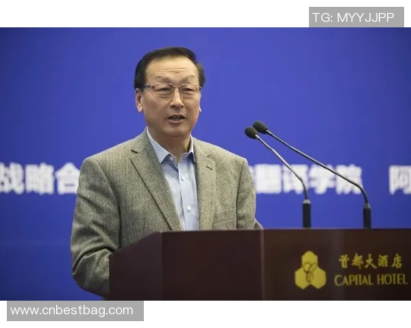 聚焦足球球星翻译探索跨文化交流中的语言魅力与传播价值 聚焦足球球星翻译探索跨文化交流中的语言魅力与传播价值