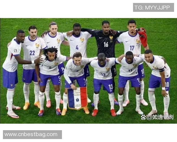 足球历史上的几位传奇巨星及其辉煌成就解析