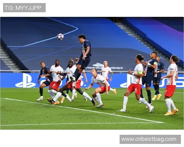 足球球星人形摆件定制款精美展示，彰显球场传奇与个性风采