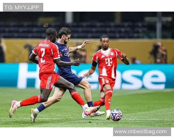 足球球星与裁判亲密互动引发热议赛场风波引爆舆论争议