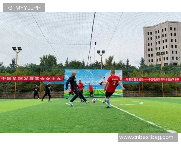 足球球星化身坚毅保安守护绿茵场展现别样人生风采