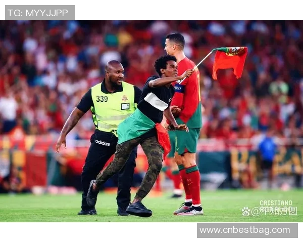 足球球星意外吓哭小孩引发球场温情一幕球迷暖心安慰 足球球星意外吓哭小孩引发球场温情一幕球迷暖心安慰